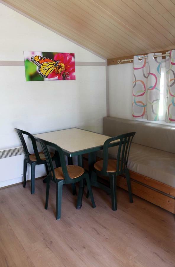Camping Des Papillons Lalizolle 외부 사진